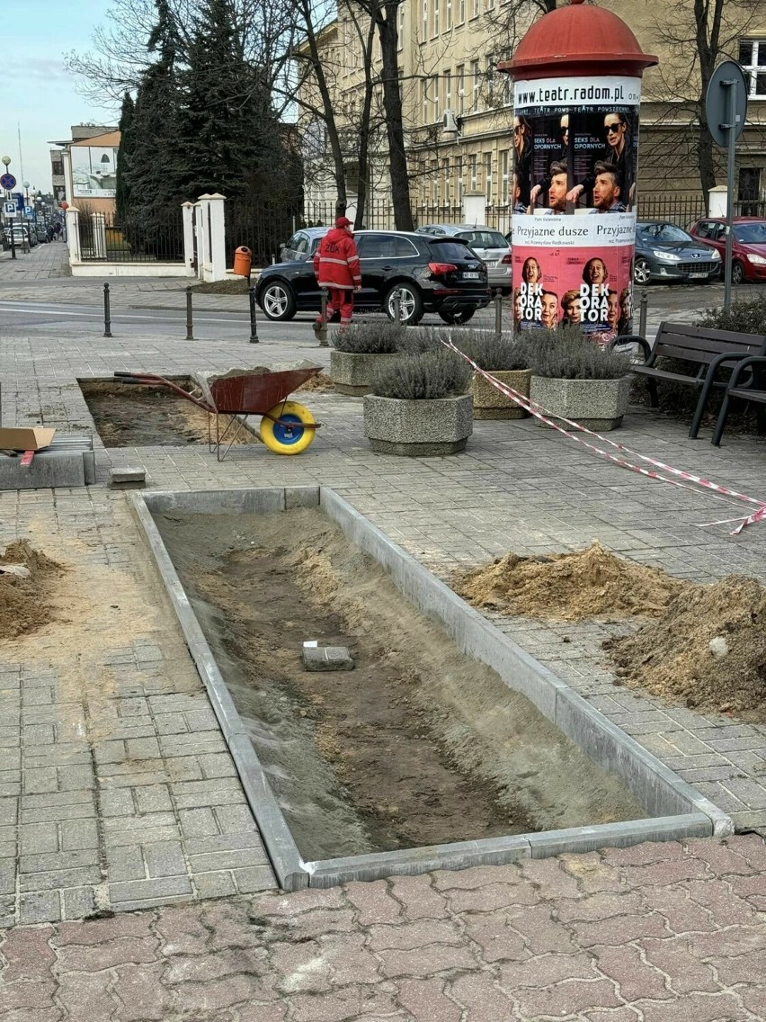 Prawie wiosenne prace Zakładu Usług Komunalnych w Radomiu. Nowe ławki na deptaku, klomby zamiast betonozy