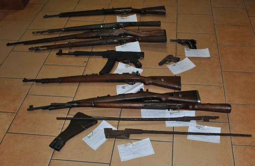 W Łabiszynie policjanci odkryli nielegalny arsenał z czasów II wojny światowej oraz ostrą amunicję [zdjęcia] 
