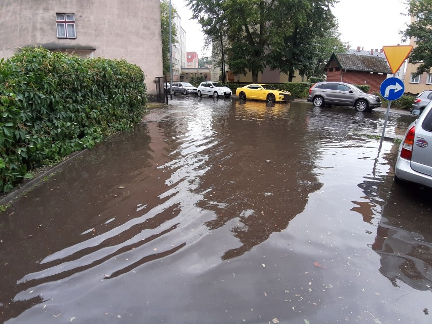 Ulica Koszalińska po ostatniej ulewie, wielka kałuża pojawia...