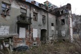 Kamienica przy ulicy Łuckiej w kompletnej ruinie. Interweniują władze dzielnicy. Jakie będą losy najstarszego zabytku na Woli? 