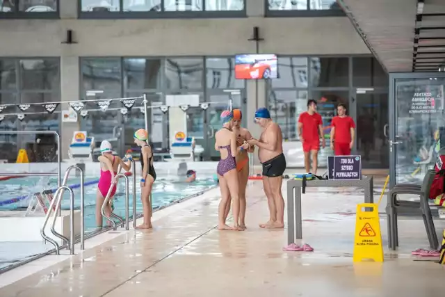 Na czas wakacji baseny przyszkolne w Bydgoszczy będą dostępne bezpłatnie dla uczniów oraz dzieci do lat 7. W galerii szczegółowe informacje o pływalniach >>