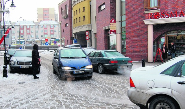 Czasem kierowcy muszą się dosłownie przeciskać tym "przesmykiem" między zaparkowanymi autami.