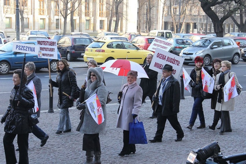 Około 200 osób przyszło dziś pod Urząd Wojewódzki w...