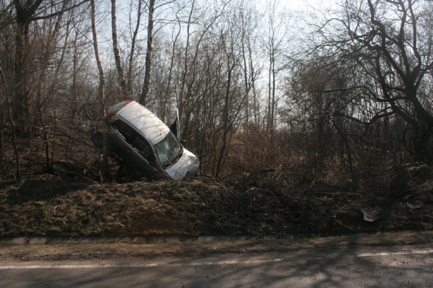 Wypadek w Zabrzu. Punto rozbite. 19-latka miała sporo szczęścia [ZDJĘCIA]