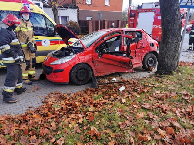 Wypadek w Bydgoszczy. Strażacy pomogli uwolnić kierowcę peugeota.