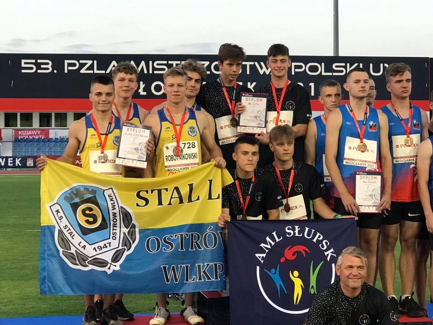 Mistrzostwa Polski w lekkiej atletyce U-18. Stal Ostrów Wlkp. z krotoszynianami w tle ze srebrnym medalem