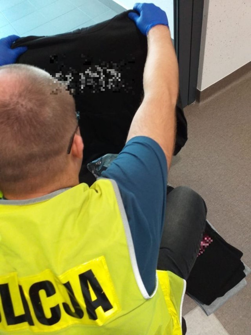 Policja w Kaliszu zabezpieczyła podrabianą odzież