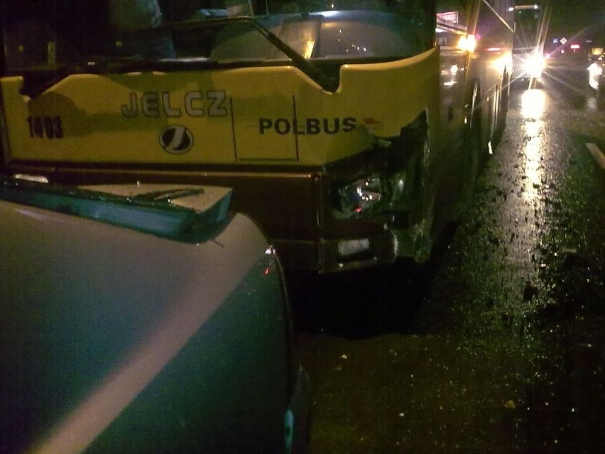 Radwanice: Autobus zderzył się z samochodem osobowym