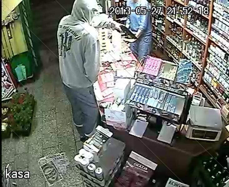 Poznań: Napad na sklep na osiedlu Sobieskiego. Policja szuka sprawcy [ZDJĘCIA, FILM]