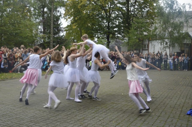 Na zdjęciu: zabawa uczniów II LO na placu przed szkołą. Obecnie pierwszaków jest tam 180. W roku szkolnym 2019/2020 ma być 360. Część lekcji będzie więc w pobliskim gimnazjum nr 4