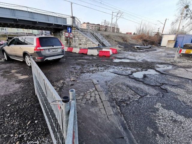 Kierowcy czekają na budowę docelowej drogi pod wiaduktem na ul. 29 Listopada w Chrzanowie