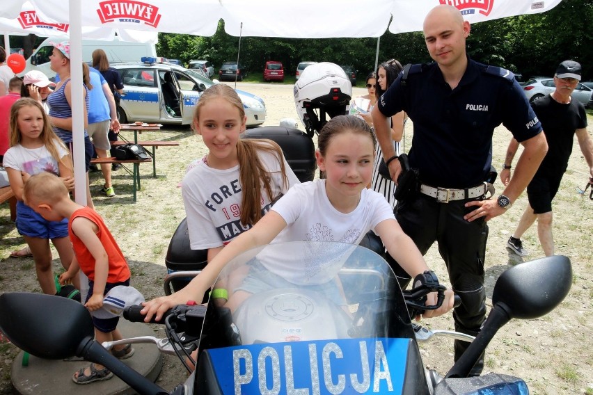 Dzień Dziecka w Falkowej ze strażakami, policjantami i kosmiczną wirówką [ZDJĘCIA]