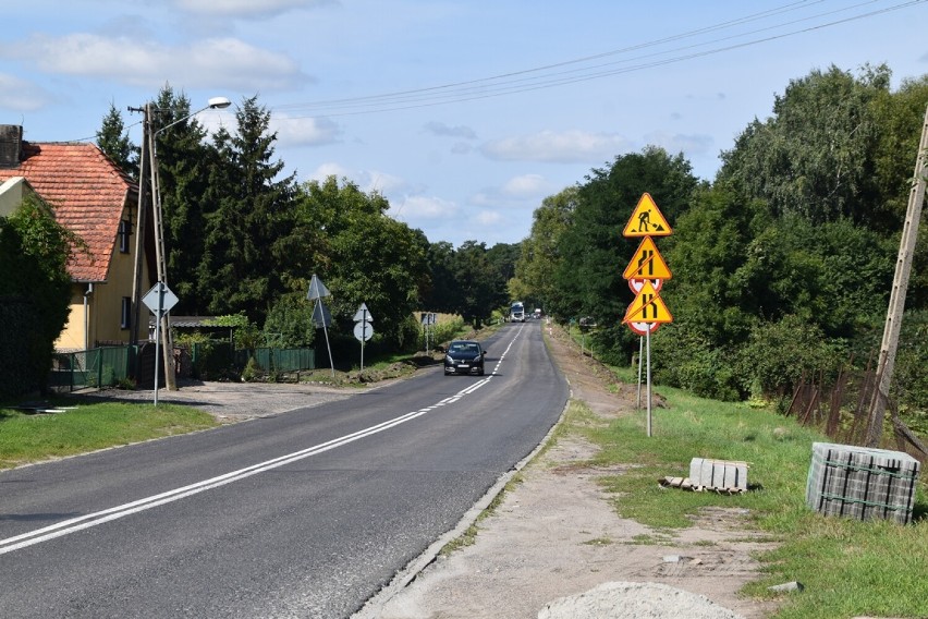 Trwa remont DW 436 w Chrząstowie w gminie Książ...