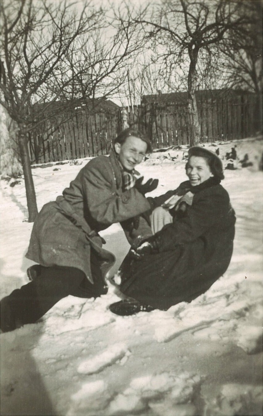 Rodzeństwo Gizella i Bohdan Pieluchowscy podczas zimowego...