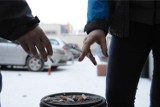 Młodzież z Wąbrzeźna pali papierosy przy blokach. Mieszkańcy mają tego dość. "Nie możemy zabronić uczniom chodzić między blokami"
