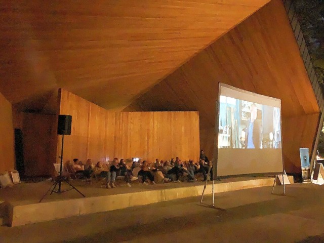 W deszczowy piątek w starachowickim Amfiteatrze Parku Miejskiego widzowie oglądali film z drugiej strony