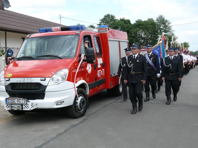 Dzięki pomocy starostwa nowy samochód mają m.in strażacy z OSP Magdalenów