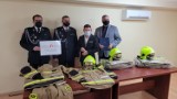 Trzy komplety ubrań specjalnych i hełmów trafiły do jednostki Ochotniczej Straży Pożarnej w Wilczynie