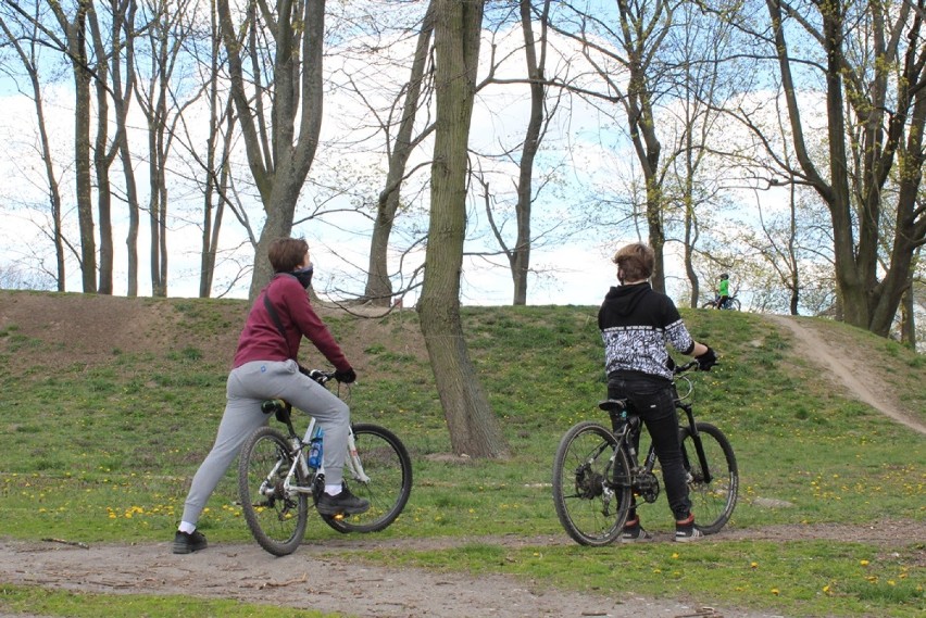 Przejażdżki rowerowe, spacery. Po rozluźnieniu obostrzeń bialczanie wybrali się do parku. Zobacz zdjęcia