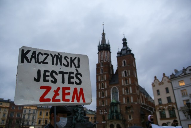 W środę (14 kwietnia) na Rynku Głównym w Krakowie odbyła się antyrządowa manifestacja zorganizowana przez  "Stop Klerykalizacji Polski. #Dośćmilczenia oddolna inicjatywa".