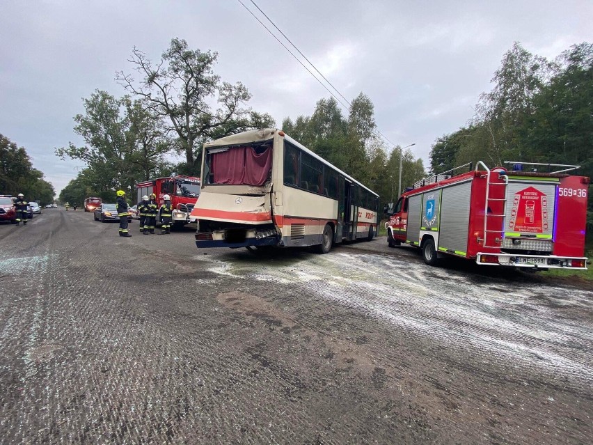 Wypadek autobusu z dziećmi w powiecie wieruszowskim. W pojazd z uczniami i przedszkolakami uderzyła ciężarówka 