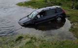 Wypadek nad Bugiem w Wyszkowie. Samochód stoczył się do rzeki, jedna osoba zginęła. 14.05.2022