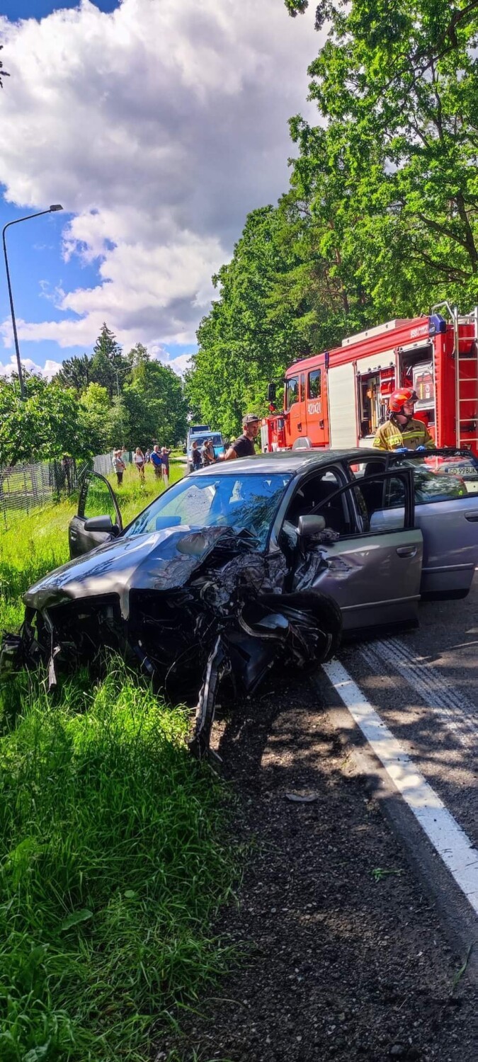 Kolejny wypadek na drodze krajowej nr 25 . W Dobojewie w gminie Człuchów zderzyły się trzy pojazdy, jedna osoba trafiła do szpitala