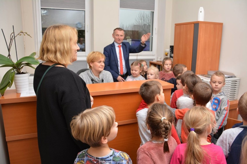 Nowy Dwór Gdański. Przedszkolaki odwiedziły burmistrza i sprawdziły, jak pracują urzędnicy [ZDJĘCIA]
