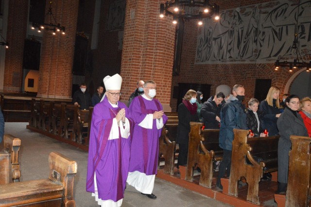 Modlitwa za zmarłych bezdomnych w katedrze