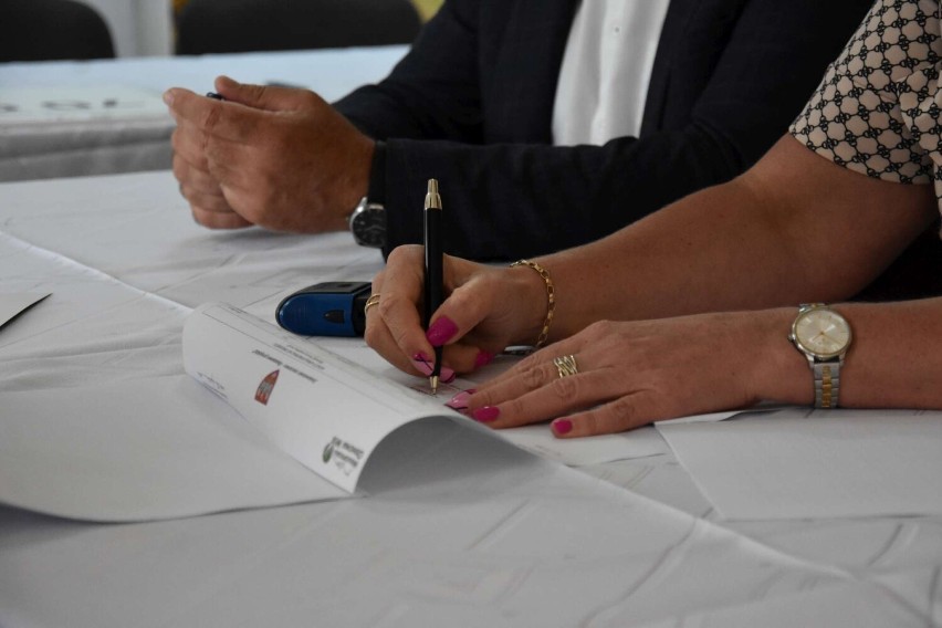 Uroczyste podpisanie umów „Pięknieje Wielkopolska Wieś” i „Nasza Wieś, naszą wspólną sprawą” odbyło się 12 lipca w Kłodzinie, gm. Mieścisko