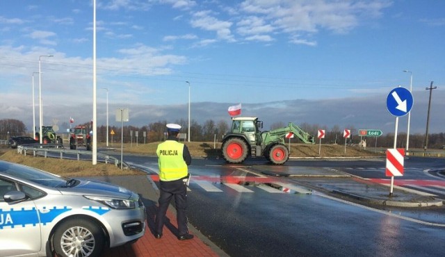 Akcja odbędzie się także na drogach powiatu poddębickiego. Gdzie? Sprawdź w tekście artykułu. Wcześniej rolnicy blokowali przejazd pod koniec stycznia tego roku