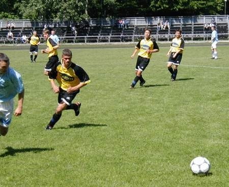 Piłkarze Handlu (w ciemniejszych strojach) podzielili się punktami z drużyną Żukowa. Fot. Janusz Nowicki