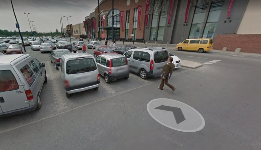 Ci wrocławianie zostali przyłapani przez kamery Google Street View na zakupach. Jesteś wśród nich? (ZDJĘCIA)