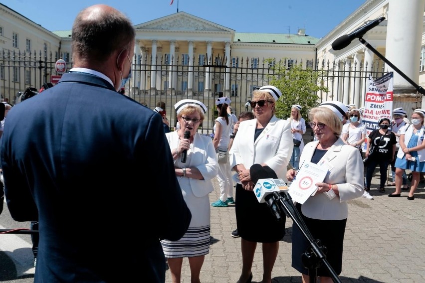 Strajk ostrzegawczy pielęgniarek i położnych w całej Polsce. „Nie godzimy się na minimalne płace, na minimalne normy, albo wręcz ich brak”