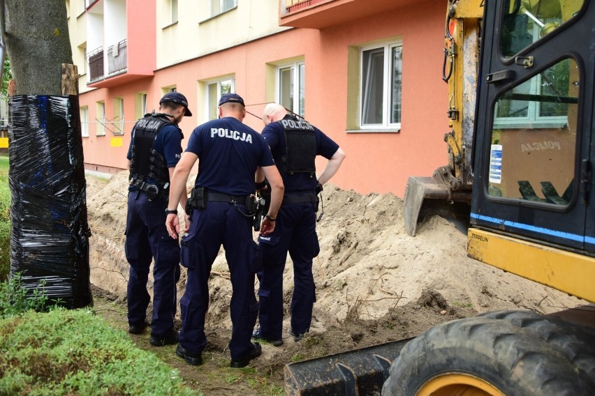 Niewybuch przy bloku w Tarnobrzegu. Miejsce niebezpiecznego znaleziska zabezpieczała policja. Pociskiem zajęli się saperzy. Zobacz zdjęcia 