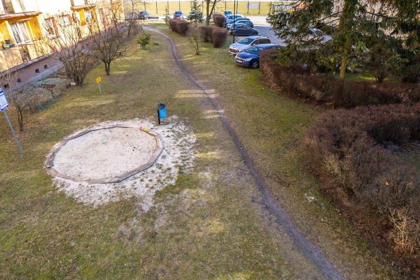 Teren między blokami, gdzie powstanie przyblokowe podwórko