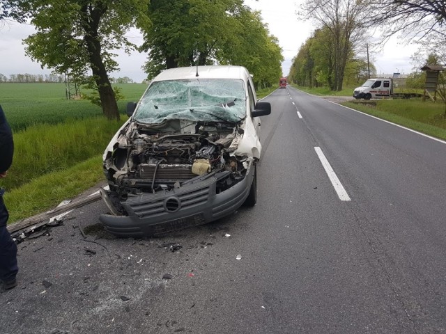 Do zderzenia doszło w poniedziałek około godziny 15.00 na drodze krajowej nr 45 pomiędzy Opolem a Kluczborkiem. 

W Trzebiszynie kierowca volkswagena caddy wjechał w tył naczepy ciągnika siodłowego marki Renault. Na szczęście nikomu nic się nie stało.