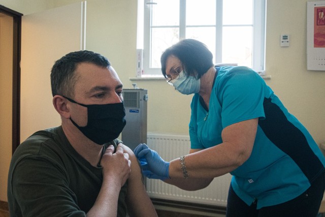 Rozpoczęły się szczepienia żołnierzy z jednostek Czarnej Dywizji w 105 Wojskowym Szpitalu w Żarach.