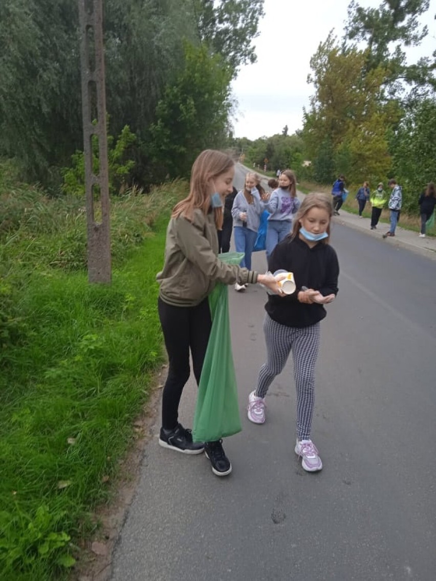 Szamotuły. "Dwójka" w trosce o dobro planety. Dzieci i młodzież sprzątali miasto