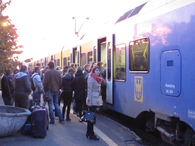 Na dworcu w Myszkowie. Pociąg (godz. 6.46). Pociąg relacji Gliwice-Częstochowa.