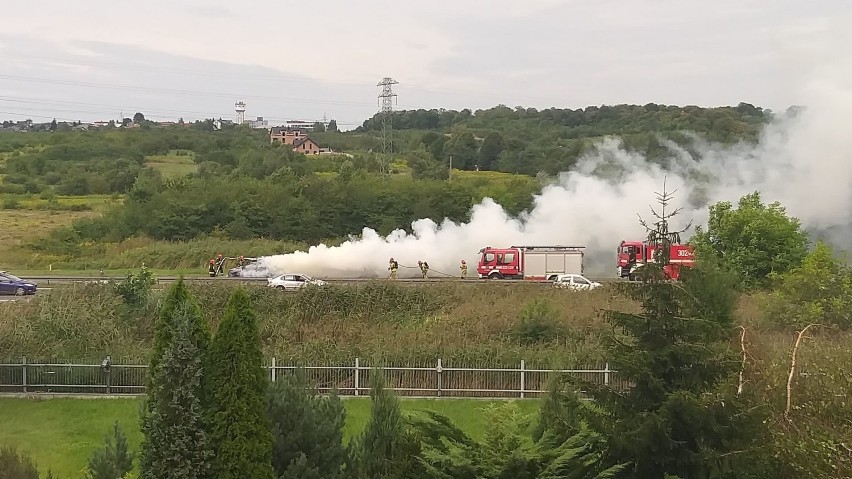 Kraków. Pożar samochodu na autostradzie A4. Wielkie korki na obwodnicy [ZDJĘCIA]