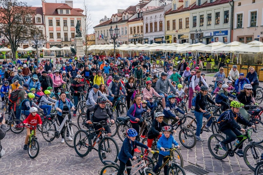 Ulicami Rzeszowa przejechała w sobotę rowerowa "Masa Krytyczna". Zobacz zdjęcia i wideo