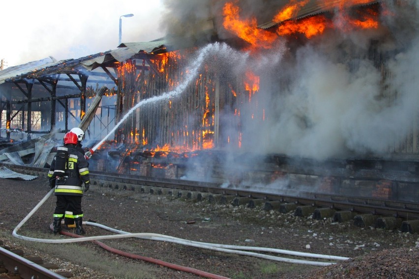 Puławy: Pożar magazynów przy ulicy Kolejowej (zdjęcia)