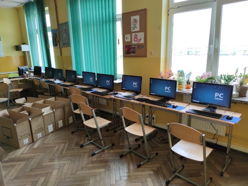 Uniejowskie szkoły wzbogacą się o 44 nowe komputery. Sprzęt trafi do uczniów i nauczycieli i posłuży do zdalnej nauki