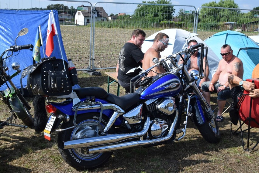 Cieszków: XXXIII edycja Zlotu Motocykli klubu OLDTIMERS z Krotoszyna- ludzie na zlocie [Zdjęcia]