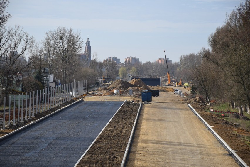 Częstochowa. Pierwszy asfalt wylany na remontowaną DK91. Co...