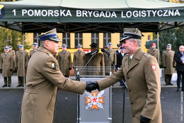 Płk Witold Bartoszek (z lewej) w środę, 5 stycznia 2022, oficjalnie przejął obowiązki dowódcy 1. Pomorskiej Brygady Logistycznej im. Króla Kazimierza Wielkiego w Bydgoszczy
