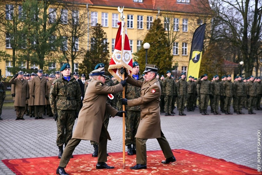 Płk Witold Bartoszek (z lewej) objął stanowisko dowódcy,...