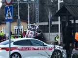 Jak doszło do wypadku karetki na przejeździe kolejowym w Puszczykowie? [ZDJĘCIA]