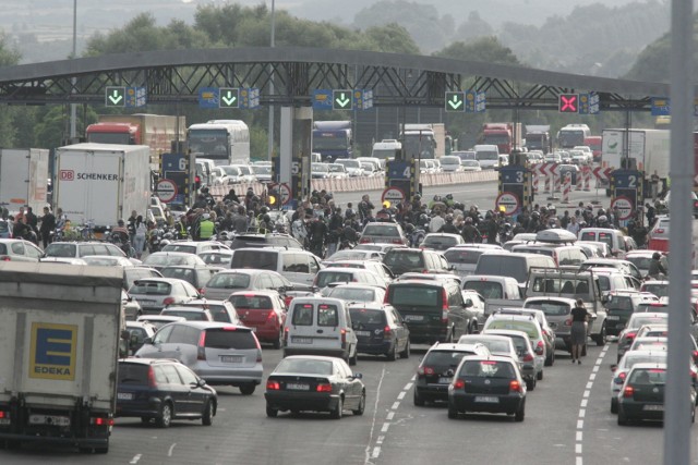 Korki na bramkach A4 w Krakowie podczas protestu motocyklistów, którzy domagali się obniżenia stawek